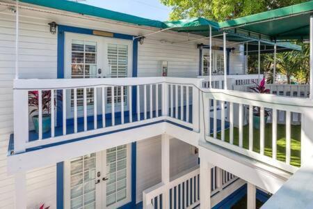 Birds Of A Feather At Custom House Inn Key West Exterior photo