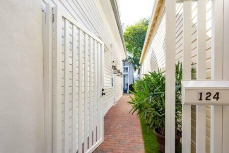 Birds Of A Feather At Custom House Inn Key West Exterior photo