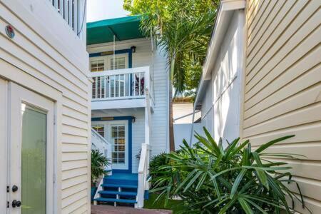 Birds Of A Feather At Custom House Inn Key West Exterior photo