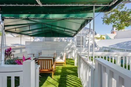 Birds Of A Feather At Custom House Inn Key West Exterior photo